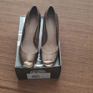 Elliott Lucca peep toe pump